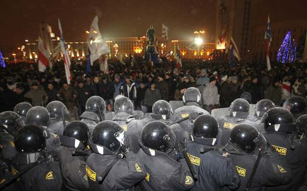 Массовая акция протеста, состоявшаяся вечером 19 декабря в Минске, была разогнана силовиками и стала поводом для возбуждения уголовного дела о «массовых беспорядках».