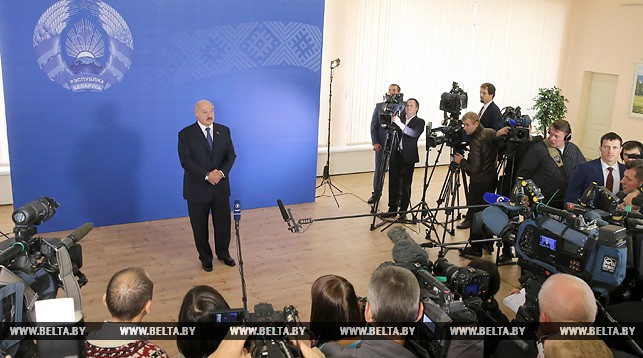 Aлександр Лукашенко ответил на вопросы журналистов после голосования на избирательном участке №1. Фото БЕЛТА