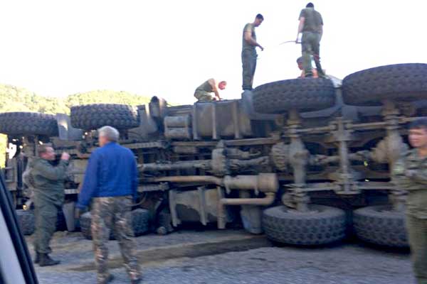 ДТП случилось из-за того, что водитель ЗРПК не вписался в поворот на извилистом серпантине.  Фото privetsochi.ru