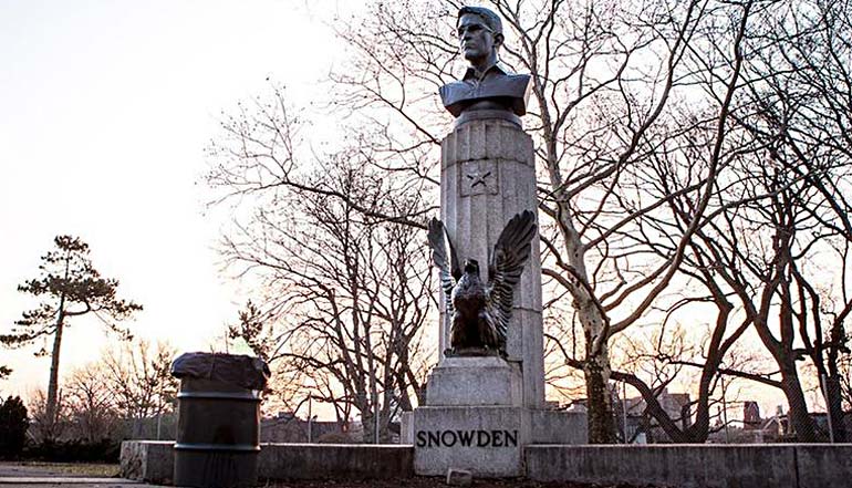 Пожелавшие сохранить анонимность скульпторы, которые организовали эту акцию, сообщили, что выбрали это место по той причине, что действия Сноудена, по их мнению, совпадают с идеалами, которые исповедовали те, кто погиб за независимость США.