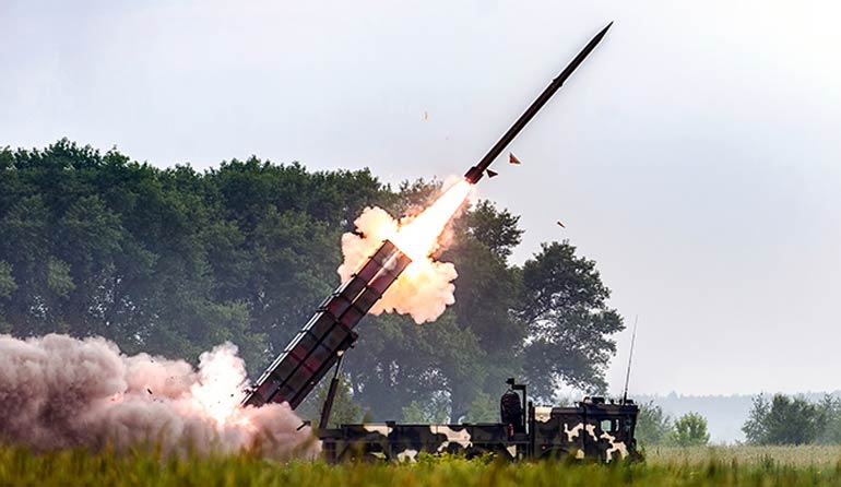 Ракеты одной боевой машины РСЗО «Полонез» способны наносить точные удары по восьми целям одновременно, отклонение от заданных координат на максимальной дистанции не превышает 30 м.  Фото vpk.gov.by